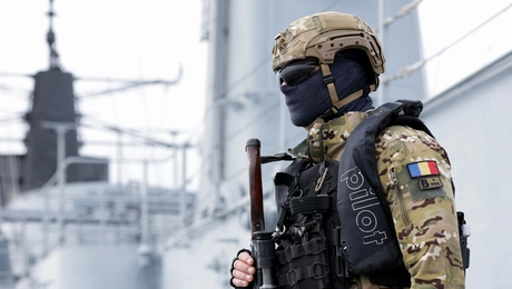 Μέλος των ρουμανικών ειδικών δυνάμεων σε άσκηση του ΝΑΤΟ