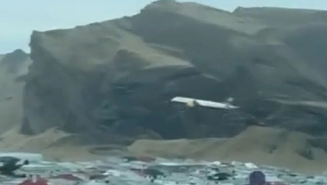 Boeing 757 στα 100 μέτρα πάνω από το χωριό