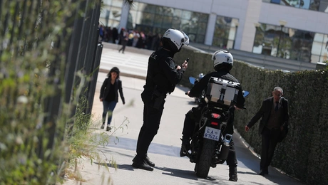 Αστυνομικές δυνάμεις έξω από το Πρωτοδικείο στη Λουκάρεως πυροβολισμοι