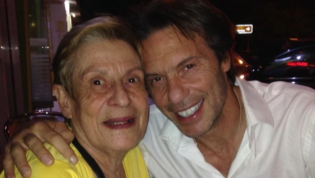 Ο Στράτος Τζώρτζογλου με τη μητέρα του