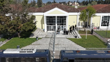 Το κτίριο στη Λάρισα όπου λαμβάνει χώρα η δίκη για τα Τέμπη