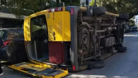 Ανατροπή λεωφορείου στο Παλαιό Φάληρο