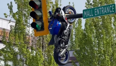 To GSXR που έκανε «κούνια μπέλα» στο φανάρι