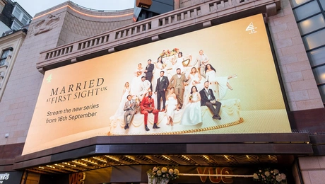 Γιγαντοαφίσα για το «Married at First Sight»