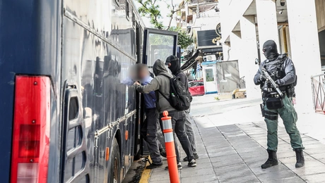 Η μεταγωγή των συλληφθέντων για τη ληστεία στην Κάτω Τιθορέα
