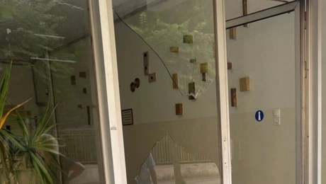Το σπασμένο τζάμι στην είσοδο πολυκατοικίας μετά την άγρια επίθεση σε γυναίκα στο Αγρίνιο