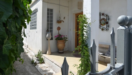 Το σπίτι στο Αίγιο όπου βρέθηκαν νεκροί μητέρα και γιος