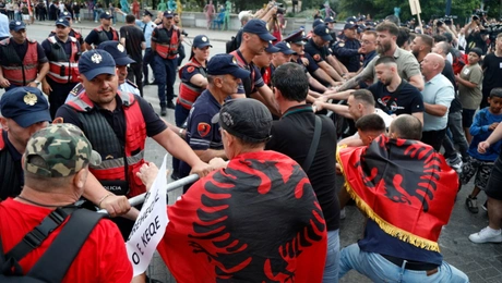 Διαδηλωτές συγκρούονται με την αστυνομία κατά τη διάρκεια συγκέντρωσης στα Τίρανα της Αλβανίας κατά της κατασκευής παραθαλάσσιου θέρετρου που συνδέεται με τον Τζάρεντ Κούσνερ