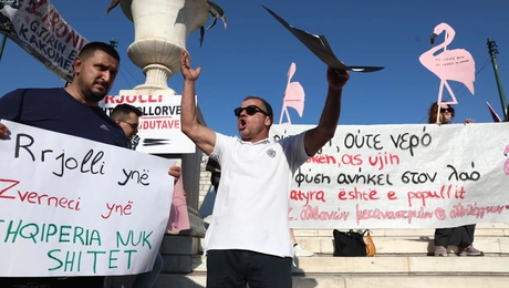 Συγκέντρωση διαμαρτυρίας στο Σύνταγμα για την επένδυση Κούσνερ στην Αλβανία