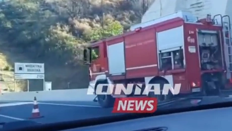 Φωτιά σε εν κινήσει ασθενοφόρο στην Πάτρα