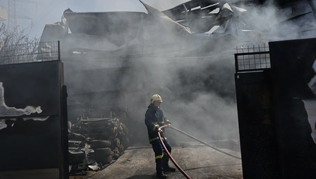 Φωτιά σε επιχείριση ανταλλακτικών αυτοκινήτων στο Μενίδι