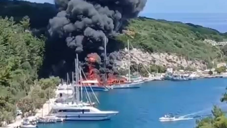 Η φωτιά στα δύο ιστιοφόρα στους Παξούς