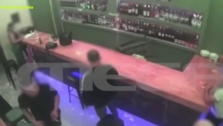 Στιγμιότυπο από βίντεο της επίθεσης σε μπαρ στην Χαλκίδα