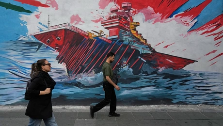 Τοιχογραφία με πολεμική προπαγάνδα στο Ιράν