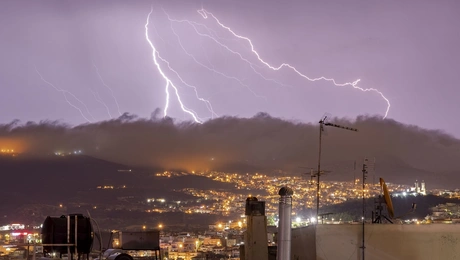 Κεραυνοί στη διάρκεια καταιγίδας