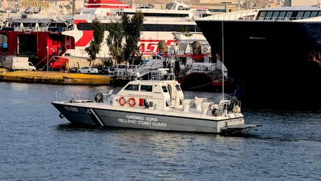 Σκάφος του Λιμενικού στο λιμάνι του Πειραιά