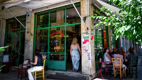 Το παραδοσιακό καφενείο Μουριά στα Εξάρχεια
