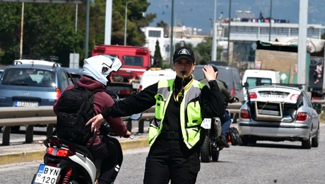 Τροχονόμος ρυθμίζει την κυκλοφορία οδηγοι ελληνες ελλαδα