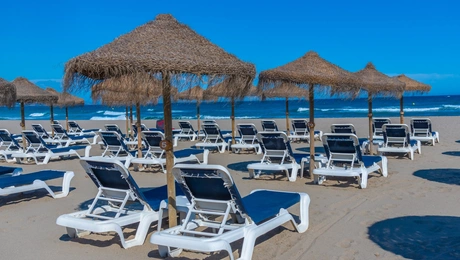 παραλία με ομπρέλες