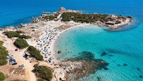 Η παραλία που έβαλε απαγορευτικό στις ομπρέλες ιταλια σαρδηνια