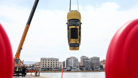 Η στιγμή της ανάσυρσης του οχήματος που έπεσε στη θάλασσα στο λιμάνι του Πειραιά