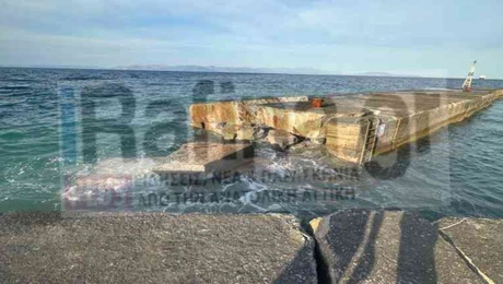 Πλοίο προσέκρουσε στον λιμενοβραχίονα στη Ραφήνα και τον έκοψε στα δύο