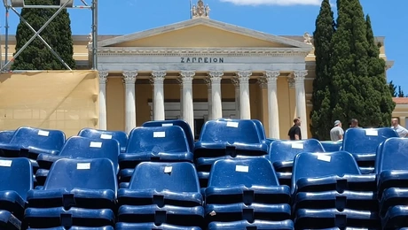 Απομάκρυνση των καθισμάτων μπροστά από το Ζάππειο, μετά την ακύρωση του Φεστιβάλ Ολυμπίων