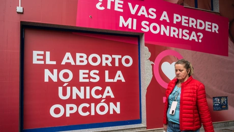 «Η άμβλωση δεν είναι η μόνη επιλογή», αφίσα ενάντια στις αμβλώσεις