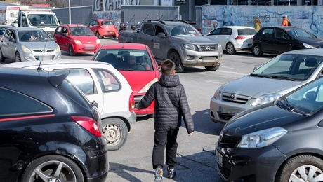 Πεζός κινείται ανάμεσα σε αυτοκίνητα