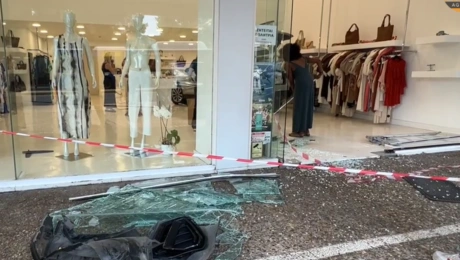 Αυτοκίνητο καρφώθηκε σε τζαμαρία καταστήματος στα Βριλήσσια