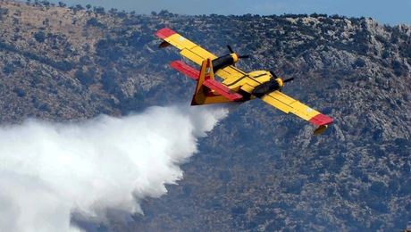 Canadair επιχειρεί σε φωτιά
