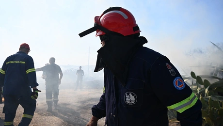 Πυροσβέστες σε πύρινο μέτωπο