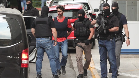 Δύο συλληφθέντες, η έξοδος από τη ΓΑΔΑ