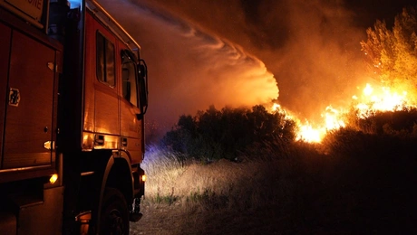 Προσπάθειες κατάσβεσης φωτιάς στη Γαλλία