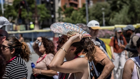 Βαρκελώνη, γυναίκα προστατεύεται από τον ήλιο
