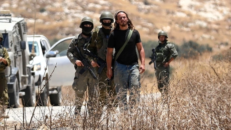 Έποικος υποστηριζόμενος από τον ισραηλινό στρατό Παλαιστίνη Δυτική Όχθη