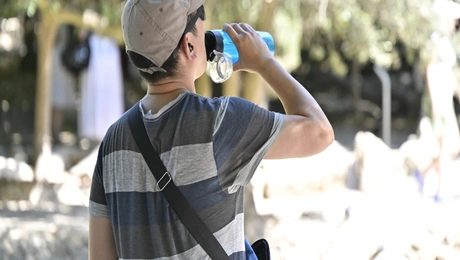 Άντρας ενυδατώνεται εν μέσω καύσωνα