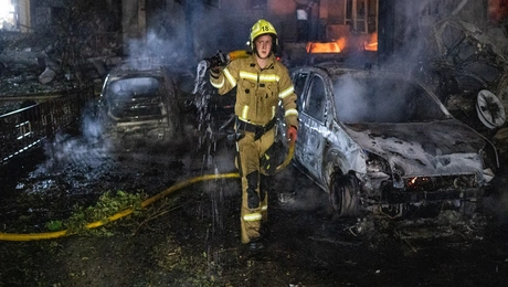 Πυροσβέστης στο Κίεβο μετά τη ρωσική επίθεση