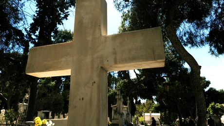 Μνήμα σε νεκροταφείο