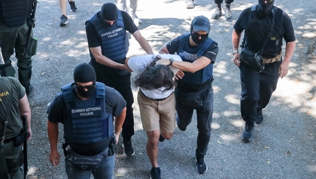 Στα δικαστήρια οι κατηγορούμενοι για τις εμπρηστικές επιθέσεις στη Θεσσαλονίκη