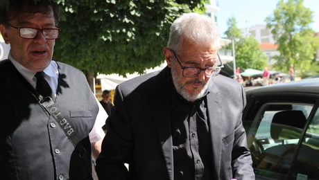 Ο Παναγιώτης Νέστορας στην κηδεία της συζύγου του, Βάγιας
