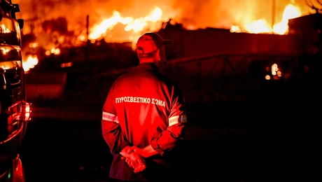 Πυροσβέστης επιθεωρεί πύρινο μέτωπο στη Λάρισα