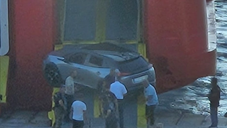 Αυτοκίνητο σφήνωσε στον κατραπέλτη πλοίο στο λιμάνι της Ραφήνας