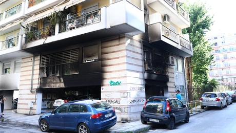 Επίθεση με γκαζάκια σε οχήματα πολιτευτών της ΝΔ στη Θεσσαλονίκη