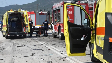Ασθενοφόρα του ΕΚΑΒ και Πυροσβεστική σε σημείο τροχαίου