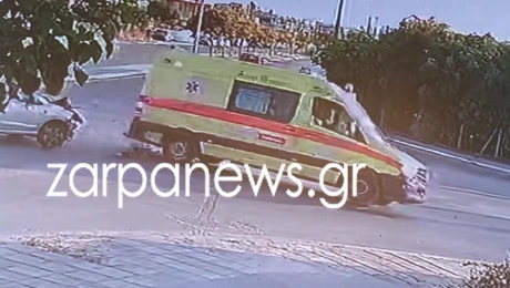 Η στιγμή που ανατρέπεται το ασθενοφόρο