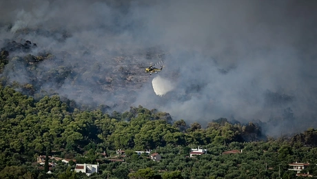 Φωτιά Αττική ελικόπτερο
