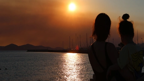 Ο καπνός από τις φωτιές της Αττικής το σούρουπο