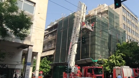 Φωτιά σε εγκαταλελειμμένο κτήριο στο κέντρο της Αθήνας