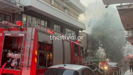 Φωτιά σε εγκαταλελειμμένο κτήριο στη Θεσσαλονίκη
